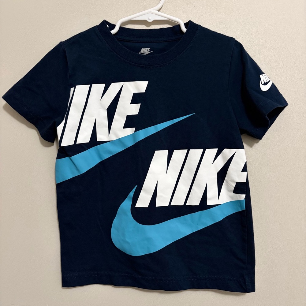 Nike Kids Dark Blue and Light Blue Logo T-Shirt Boys Youth 7